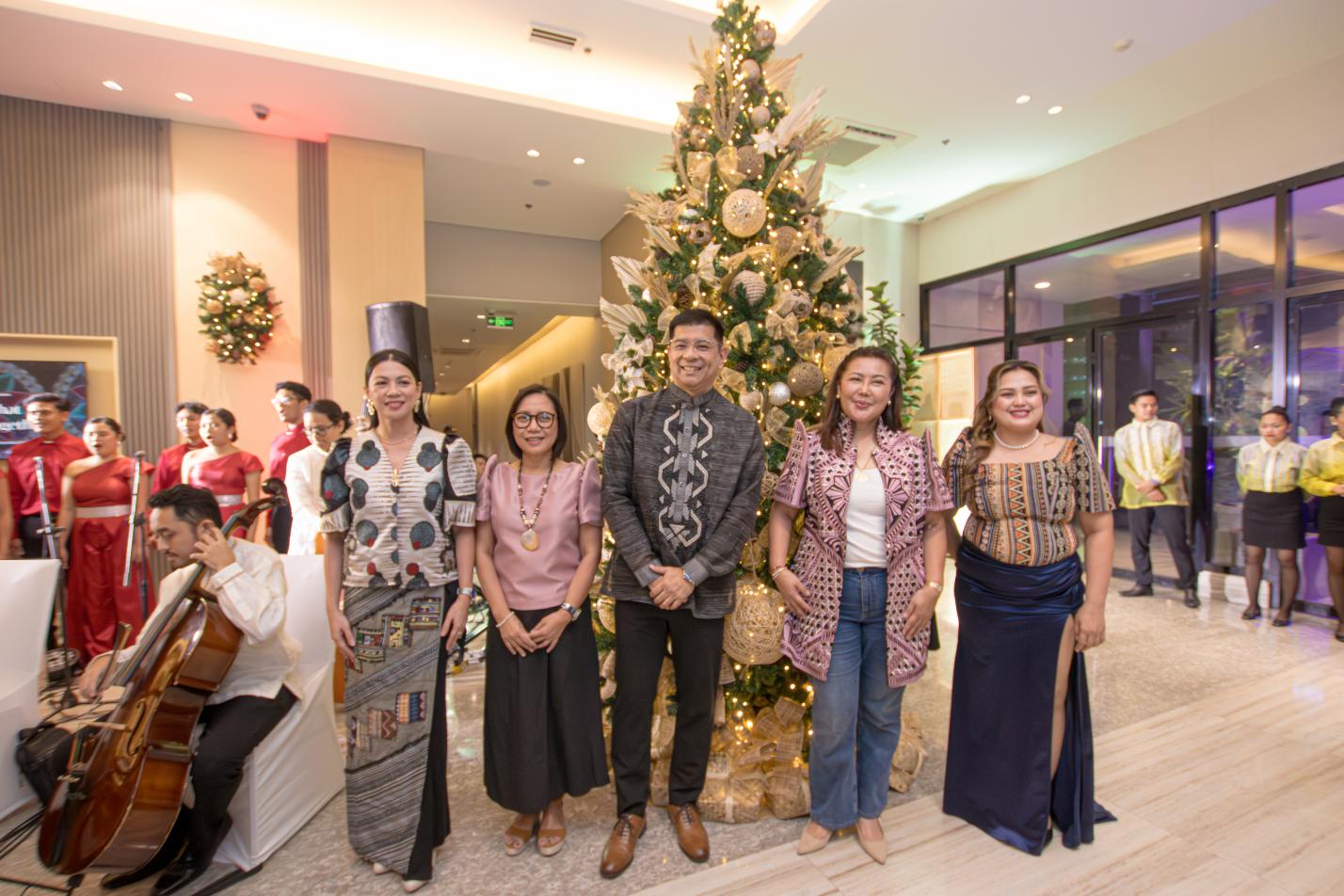 01 Christmas Tree Lighting led by (L-R) Thrina de la Calzada, Director of Sales & Marketing, Emee Aganon, AyalaLand Hospitality Head of Strategy and Development, Ron Manalang, General Manager, Governor Pam B(1)